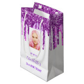 カスタム誕生日ホワイトパープルグリッター乾燥 スモールペーパーバッグ (正面アングル)