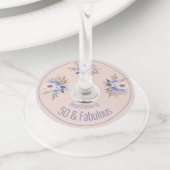 カスタム誕生日名日付フローラワイルドバラ ワイングラスタグ (クローズアップ)