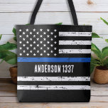 カスタム警察官の細い青パーソナライズされた線 トートバッグ<br><div class="desc">新しいThin Blue Line Flag Tote Bagを導入。警察官、警察官、妻、警察官、そして法執行支援を見せたい人に最適。このトートバッグは動揺して、ヴィンテージスタイルで設計され、勇敢な警察官の勇気と犠牲を表す印象的な薄いブルーラインとアメリカ国旗を特徴としている。あなたはショッピング、の用事ランニング、ジムに行く、またはビーチを打つためにこの汎用性の高いトートバッグは、あなたの毎日のルーチンにスタイルと機能を追加する理想的なアクセサリーである。広々としたインテリアは必需品を全て保持し、頑丈なストラップは快適で安全を確保し運る。このトートバッグは実用的なアクセサリーであるだけでなく、警察で愛する人や警察に感謝の意を表したいと思う人に思いやりある贈り物にもなる。今すぐ注文して、青で私たちの勇敢な男性と女性へのサポートを示しなさい！</div>