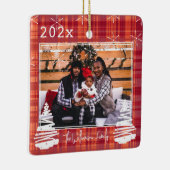 カスタム赤い格子模様のクリスマスファミリー写真とペット セラミックオーナメント (右)