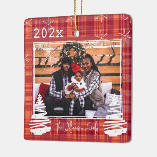 カスタム赤い格子模様のクリスマスファミリー写真とペット セラミックオーナメント (左)