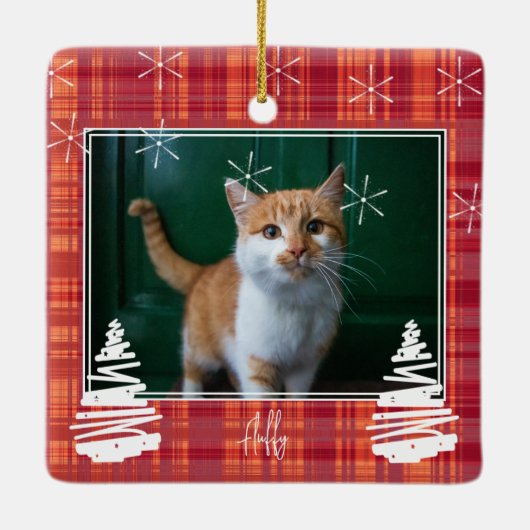 カスタム赤い格子模様のクリスマスファミリー写真とペット セラミックオーナメント (裏面)