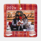 カスタム赤い格子模様のクリスマスファミリー写真とペット セラミックオーナメント (正面)