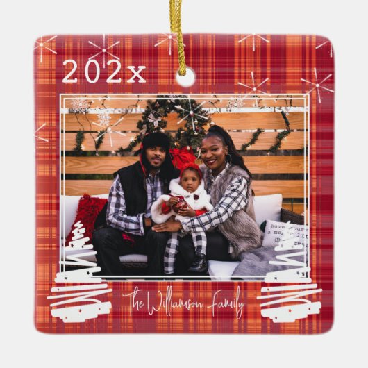 カスタム赤い格子模様のクリスマスファミリー写真とペット セラミックオーナメント (正面)