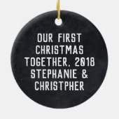 カスタム赤トラックのメリークリスマスカントリー セラミックオーナメント (裏面)