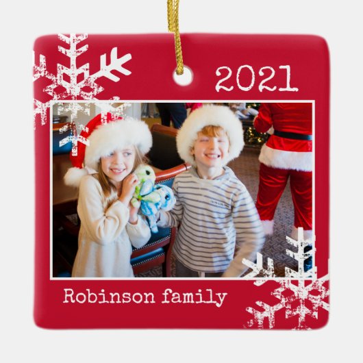 カスタム赤写真ホワ縁どイトスノーフレークスホリデー セラミックオーナメント (正面)