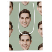 カスタム顔パーソナライズされた誕生日ウェディングパーティー ミディアムペーパーバッグ (裏面)