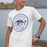 カスタム魚釣りトリップブルーレイクフィッシャーマン Tシャツ<br><div class="desc">このカスタマイズ家族の魚釣り旅行tシャツは、パパと兄弟のための今年の夏に釣りに湖に行く前に。口を開カッコいいけたベースと文字または姓を持つペリウィンクルとネイビーカスタムブルーフィッシャーマンデザイン。</div>
