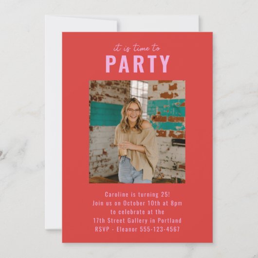 カスタム鮮やかな赤ピンクのモダンフォトバースデーパーティー 招待状 (正面)