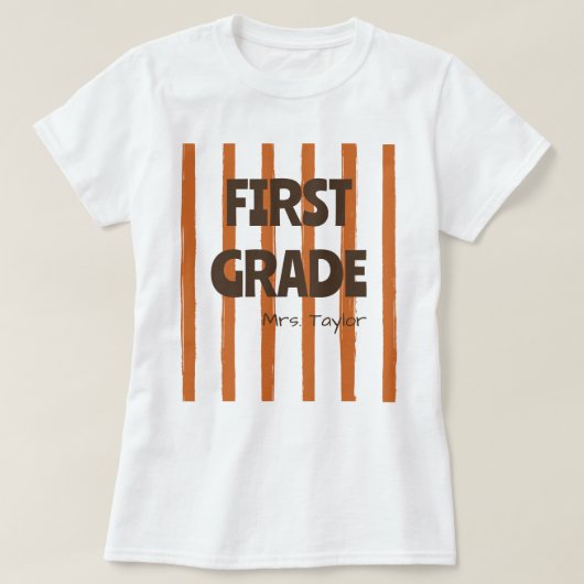 カスタム1年生ストライプ教師の名前ブラウン Tシャツ (デザイン正面)