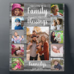 カスタム11フォトコラージュファミリー引用文グレーウッド フォトプラーク<br><div class="desc">11の写真で独自の写真コラージュのプラークを作お気に入りの成する。フォトストリップ救済テンプレートは、あなたの特別な瞬間を大切にし、また、両親、祖父母、友人のための思いやりのある贈り物を作る。写真パーソナライズされたのプラークはすべての行事に最適な贈り物だ。姓と定年でパーソナライズ。「家族の愛は人生の素晴らし恵みだ」引用文は素朴な木のプラークにユニークtouchを加える。</div>