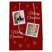 カスタム2枚の写真クリスマスデザインオン赤 ミディアムペーパーバッグ (裏面)