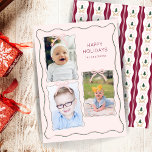 カスタム3 Photo Collage Pink Bow Wavy Frame シーズンカード<br><div class="desc">ピンク魅力的の弓とブルゴーニュのの裏側ミニマルを持つ波状の波状の波状の写真フレームのテンプレートを備えたカスタマイズ可能なクリスマス写真コラージュカーストライプド。3枚の家族お気に入りの写真を展示し、クリスマスの挨拶に優雅さと暖かさを加える。</div>
