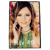 カスタム40歳の誕生日写真ハロー40 40 ミディアムペーパーバッグ (正面)