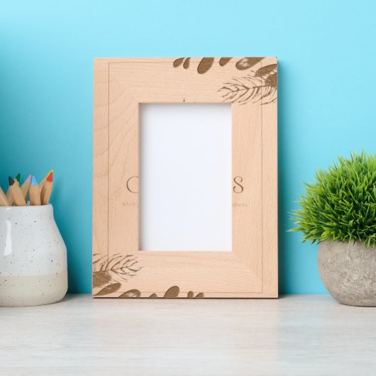 カスタム4" x 6"ポートレート、FrameStyle：ナチュラル レーザー彫刻フレーム (正面)