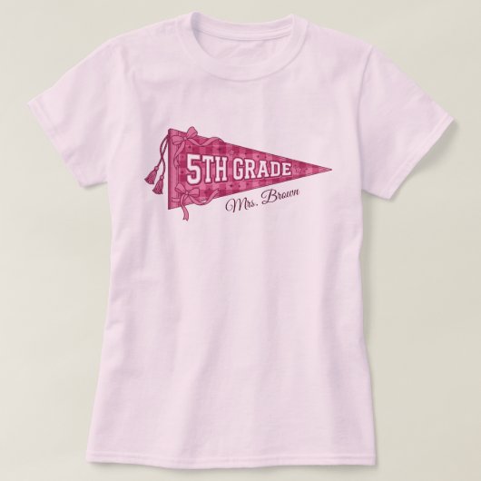 カスタム5年生スクールペナント教師の名前ピンク Tシャツ (デザイン正面)