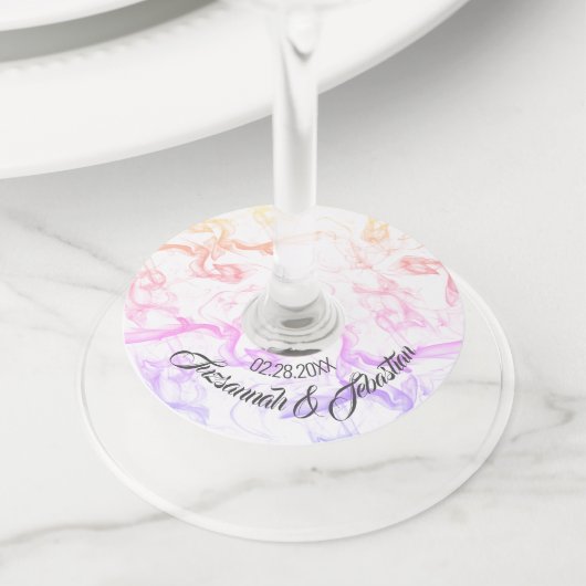 カスタム ウェディング ネーム 日付 カラフル ミスティー スモーク ワイングラスタグ (クローズアップ)