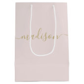 カスタム ガーリー チック フェミニン ゴールド スクリプト ブラッシュ ピンク ミディアムペーパーバッグ (裏面)
