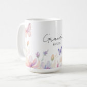 カスタム グランマ（祖母）Est. 年 - 花と蝶 コーヒーマグカップ (正面左)