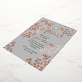 カスタム グレー ピンク エレガント フラワー ブルーミング パーティー 箔招待状 (回転した状態)