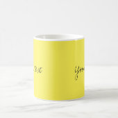 カスタム タイポグラフィー テキストまたは名前 モダン かわいい 黄色 コーヒーマグカップ (中央)