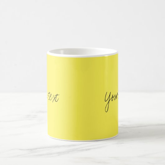 カスタム タイポグラフィー テキストまたは名前 モダン かわいい 黄色 コーヒーマグカップ (中央)
