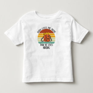 カスタム ダダはハイキングよりも私を愛している トドラーTシャツ