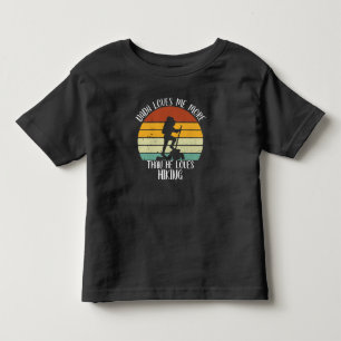 カスタム ダダはハイキングよりも私を愛している トドラーTシャツ
