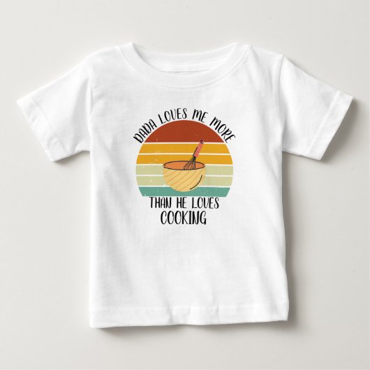 カスタム ダダは料理よりも私を愛している ベビーTシャツ (正面)