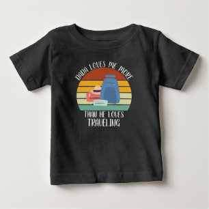 カスタム ダダは私を旅よりも愛している ベビーTシャツ