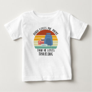 カスタム ダダは私を旅よりも愛している ベビーTシャツ