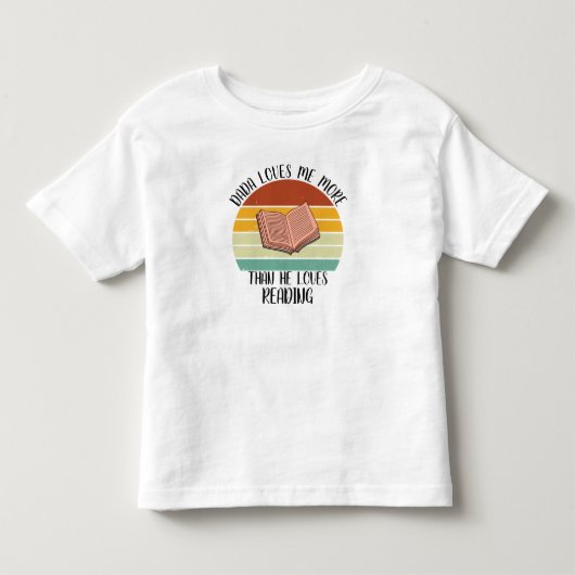 カスタム ダダは私を本を読むより愛している トドラーTシャツ (正面)