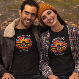 カスタム ファミリー ロードトリップ マウンテンサンセット レトロ Tシャツ