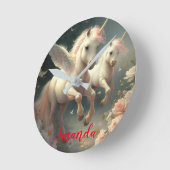 カスタム フローラル ユニコーンが飛んでいる、小さなポニー ラウンド壁時計 (傾斜)