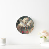 カスタム フローラル ユニコーンが飛んでいる、小さなポニー ラウンド壁時計 (ホーム)