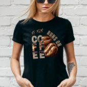 カスタム ママはコーヒーで動く ホリデー  Tシャツ