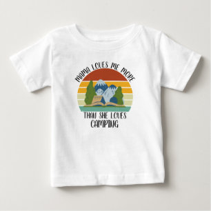カスタム ママは私をキャンピングより愛してる ベビーTシャツ