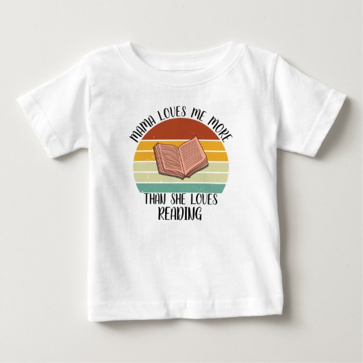 カスタム ママは私を本を読むより愛している ベビーTシャツ (正面)