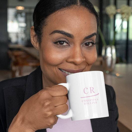 カスタム モノグラム エレガント ミニマル ピンクとホワイト コーヒーマグカップ