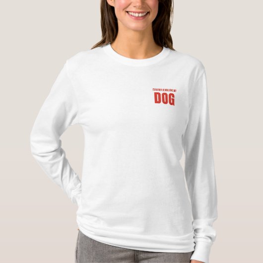 カスタム レッド プラッド "犬の散歩がいい" Tシャツ (正面)