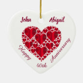 カスタム。 赤いハート。 ルビー色の結婚記念日 セラミックオーナメント (裏面)