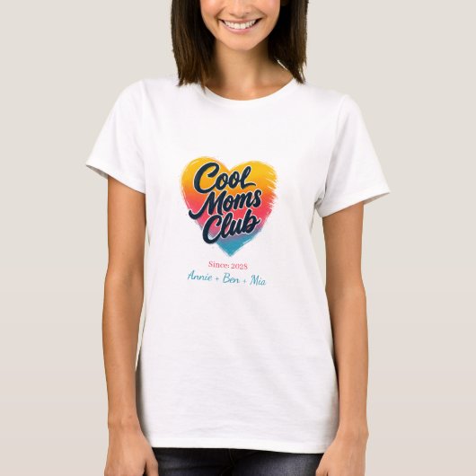 カスタム "Cool Moms Club" ハート Tシャツ (正面)