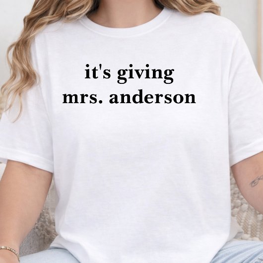 カスタム It's Giving Mrs Bride To Be ブライダルシャワー Tシャツ