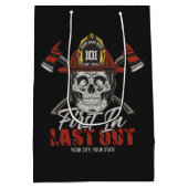 カスタム NAME 消防士 ファーストイン ラストアウト 消防士 ミディアムペーパーバッグ (裏面)