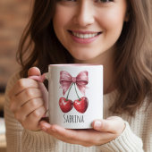 カスタム "Sabrina" チェリーとピンクのリボンの2トーン名入り マグカップ