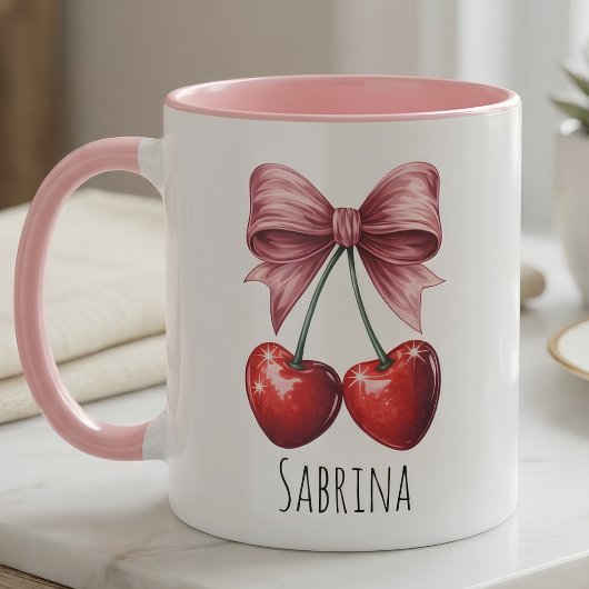 カスタム "Sabrina" チェリーとピンクのリボンの2トーン名入り マグカップ