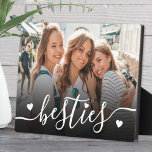 カスタムBestiesの最高のFriends写真 フォトプラーク<br><div class="desc">このフォトホームカスタムデコーディスプレイでパーソナライズされたキープサクを作成する。フロントはお気に入りの、いくつかの小さなハート詳細にアクセントを与え書て、流れるスクリプトフォントの底に"besties"という単語を持つ写真を特徴としている。微妙な黒のグラデーションが文字の後ろに救済置かれ、イメージに力を入れることなく目立つ。このクリーンシンプルなデザインは、友達、兄弟姉妹、ペット、家族最高の、またはその他の大切な瞬間の思い出を示すのに最適である。誕生日、休日、または正当な理由の大事な行事のための思慮深い贈り物。</div>