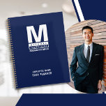 カスタムBlue Monogramロはっきりしたゴ事業名 プランナー手帳<br><div class="desc">従業員名パーソナライズされたモダンと年のプランナーは、カラーブロックのビジネス名とタグラインを含むシンプルはっきりしたとモノグラムの、ビジネスのロゴを特徴とする。カスタマイズ可能なタイポグラフィは、両側に整列して、別のブロックの外観の上にブロックを作成するためにストレッチ。プロフェッショナルエレガントとネイビーの青の背景。</div>