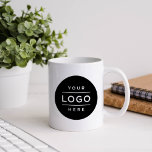 カスタムBusiness Logoブランド コーヒーマグカップ<br><div class="desc">プロフェッショナルカスタムビジネスロゴのデザインを備えた両面ブランドのコーヒーマグパーソナライズされた。黒い丸いプレースホルダイメージ宇宙に会社のロゴを追加する。</div>