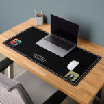 カスタムBusiness Logo Company Minimalist Black デスクマット<br><div class="desc">会社シンプルの従業員のオフィスに入れモダンるビジネスまたは企業のためのシックなデスクマット。このミニマルカスタムス企業のブラックデスクトップにロゴと名前を追加する。</div>